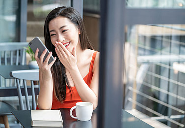 五月大香蕉婷婷／网络红人崛起探秘：婷婷的爆红之路与网络文化变迁