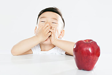 老师用刷子刷班长脚底心｜“刷底心风波：反思教育极端，守护校园和谐”-1