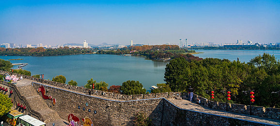 梦莹和伟忠一起回乡祭祖／明星夫妇梦莹伟忠回乡祭祖，传承孝道精神引发社会热议-1