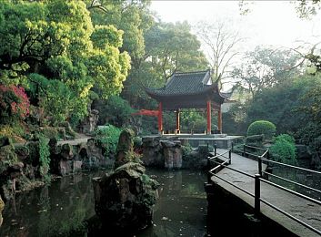 日本动漫无翼鸟｜动漫《无翼鸟》：边界探讨与伦理反思，激荡文化热议浪潮-2