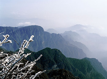 铃木里美av／奇幻探险之旅：解锁神秘世界，尽享铃木奇幻冒险之旅