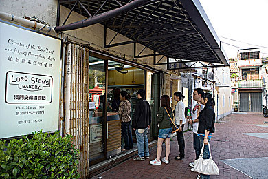 法国空姐：空中法国风情，优雅空姐传奇之旅