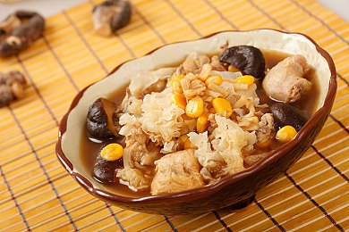 久久久久成人精品免费播放／影视平台激战成人市场，免费播放引发版权争议与行业思考-5