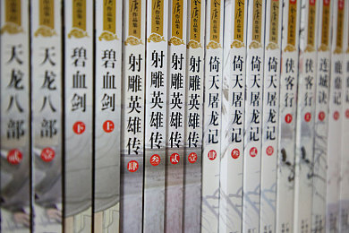 商务旅行中戴绿色帽子的女老板同行｜商务女强人戴绿帽出行：职场风采与时尚态度的完美融合-2