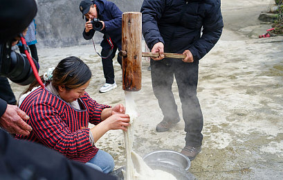 迪丽热巴被 到喷水｜迪丽热巴户外活动意外“喷水”引热议，粉丝直呼偶像接地气-5
