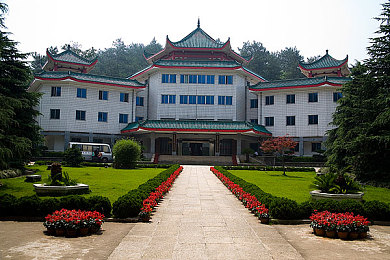 苏妲己野外勾搭60老头的背景／跨越时空的美丽邂逅：商朝绝色与隐士智者的传奇对话-2