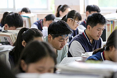 真人裸交动态图gif7式视频｜裸交动态探秘：隐私与刺激的边缘游戏-3