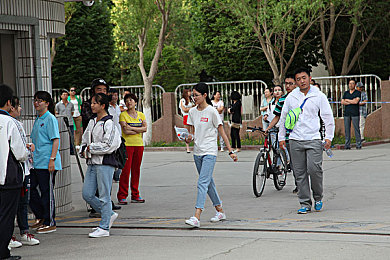白嫩大学生情侣绿叶房／校园爱情印记：绿叶房见证青春婚礼的独特魅力-4