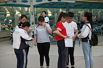 白袜少年被绑脱裤玩j的背景故事／悬疑游戏《都市阴影》揭秘：白袜少年惊悚逃脱之谜，揭秘复杂关系网-4
